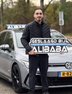 Leerling geslaagd voor het autorijbewijs bij Rijschool ALIBABA in Rotterdam