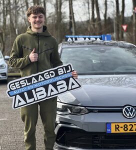 Leerling geslaagd voor het autorijbewijs bij Rijschool ALIBABA in Rotterdam