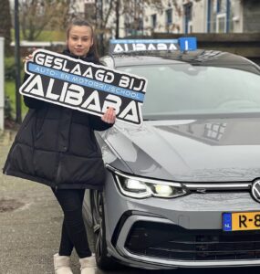 Leerling geslaagd voor het autorijbewijs bij Rijschool ALIBABA in Rotterdam