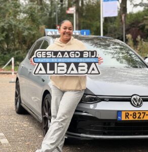 Leerling geslaagd voor het autorijbewijs bij Rijschool ALIBABA in Rotterdam