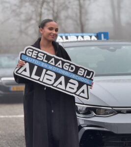 Leerling geslaagd voor het autorijbewijs bij Rijschool ALIBABA in Rotterdam