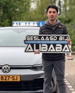 Leerling geslaagd voor het autorijbewijs bij Rijschool ALIBABA in Rotterdam
