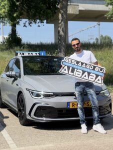 Leerling geslaagd voor het autorijbewijs bij Rijschool ALIBABA in Rotterdam