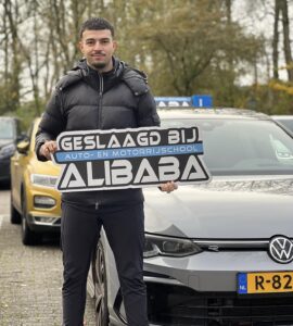 Leerling geslaagd voor het autorijbewijs bij Rijschool ALIBABA in Rotterdam