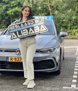 Leerling geslaagd voor het autorijbewijs bij Rijschool ALIBABA in Rotterdam