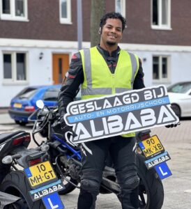 Leerling geslaagd voor het motorrijbewijs bij Rijschool ALIBABA in Rotterdam