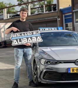 Leerling geslaagd voor het autorijbewijs bij Rijschool ALIBABA in Rotterdam
