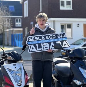 Leerling geslaagd voor het scooterrijbewijs (AM) bij Rijschool ALIBABA in Rotterdam