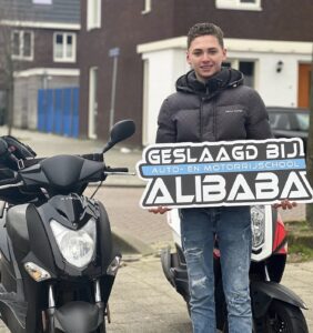 Leerling geslaagd voor het scooterrijbewijs (AM) bij Rijschool ALIBABA in Rotterdam