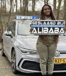 Leerling geslaagd voor het autorijbewijs bij Rijschool ALIBABA in Rotterdam
