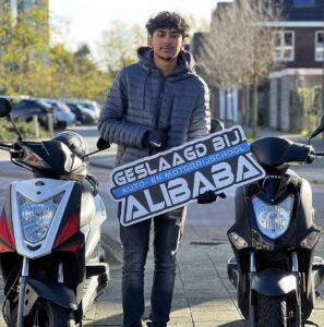 Leerling geslaagd voor het scooterrijbewijs (AM) bij Rijschool ALIBABA in Rotterdam