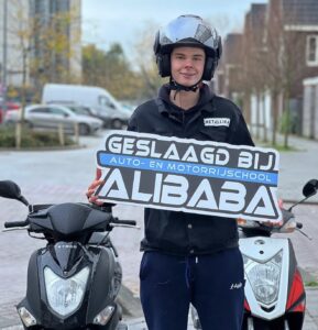 Leerling geslaagd voor het scooterrijbewijs (AM) bij Rijschool ALIBABA in Rotterdam