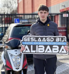 Leerling geslaagd voor het scooterrijbewijs (AM) bij Rijschool ALIBABA in Rotterdam