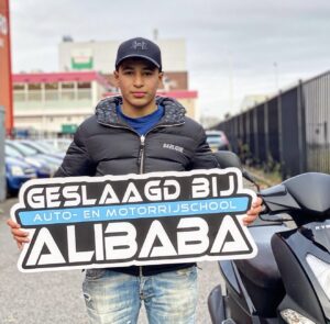 Leerling geslaagd voor het scooterrijbewijs (AM) bij Rijschool ALIBABA in Rotterdam