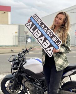 Leerling geslaagd voor het motorrijbewijs bij Rijschool ALIBABA in Rotterdam