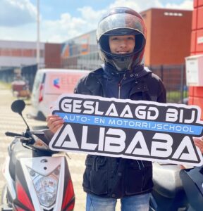 Leerling geslaagd voor het scooterrijbewijs (AM) bij Rijschool ALIBABA in Rotterdam
