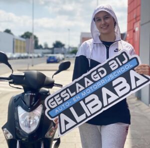 Leerling geslaagd voor het scooterrijbewijs (AM) bij Rijschool ALIBABA in Rotterdam