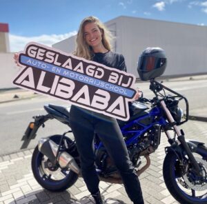 Leerling geslaagd voor het motorrijbewijs bij Rijschool ALIBABA in Rotterdam