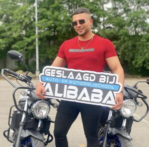 Leerling geslaagd voor het motorrijbewijs bij Rijschool ALIBABA in Rotterdam