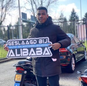 Leerling geslaagd voor het scooterrijbewijs (AM) bij Rijschool ALIBABA in Rotterdam