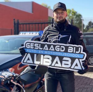 Leerling geslaagd voor het motorrijbewijs bij Rijschool ALIBABA in Rotterdam