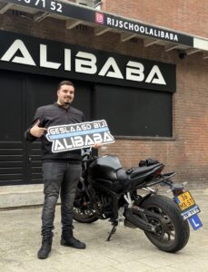 Leerling geslaagd voor het motorrijbewijs bij Rijschool ALIBABA in Rotterdam