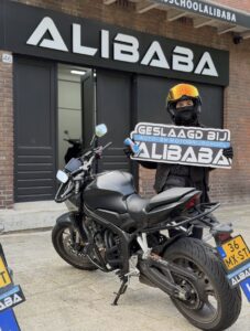 Leerling geslaagd voor het motorrijbewijs bij Rijschool ALIBABA in Rotterdam