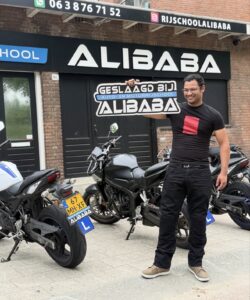 Leerling geslaagd voor het motorrijbewijs bij Rijschool ALIBABA in Rotterdam