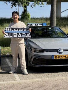 Leerling geslaagd voor het autorijbewijs bij Rijschool ALIBABA in Rotterdam