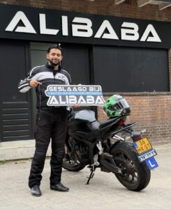 Leerling geslaagd voor het motorrijbewijs bij Rijschool ALIBABA in Rotterdam