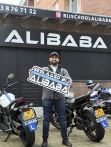 Leerling geslaagd voor het motorrijbewijs bij Rijschool ALIBABA in Rotterdam