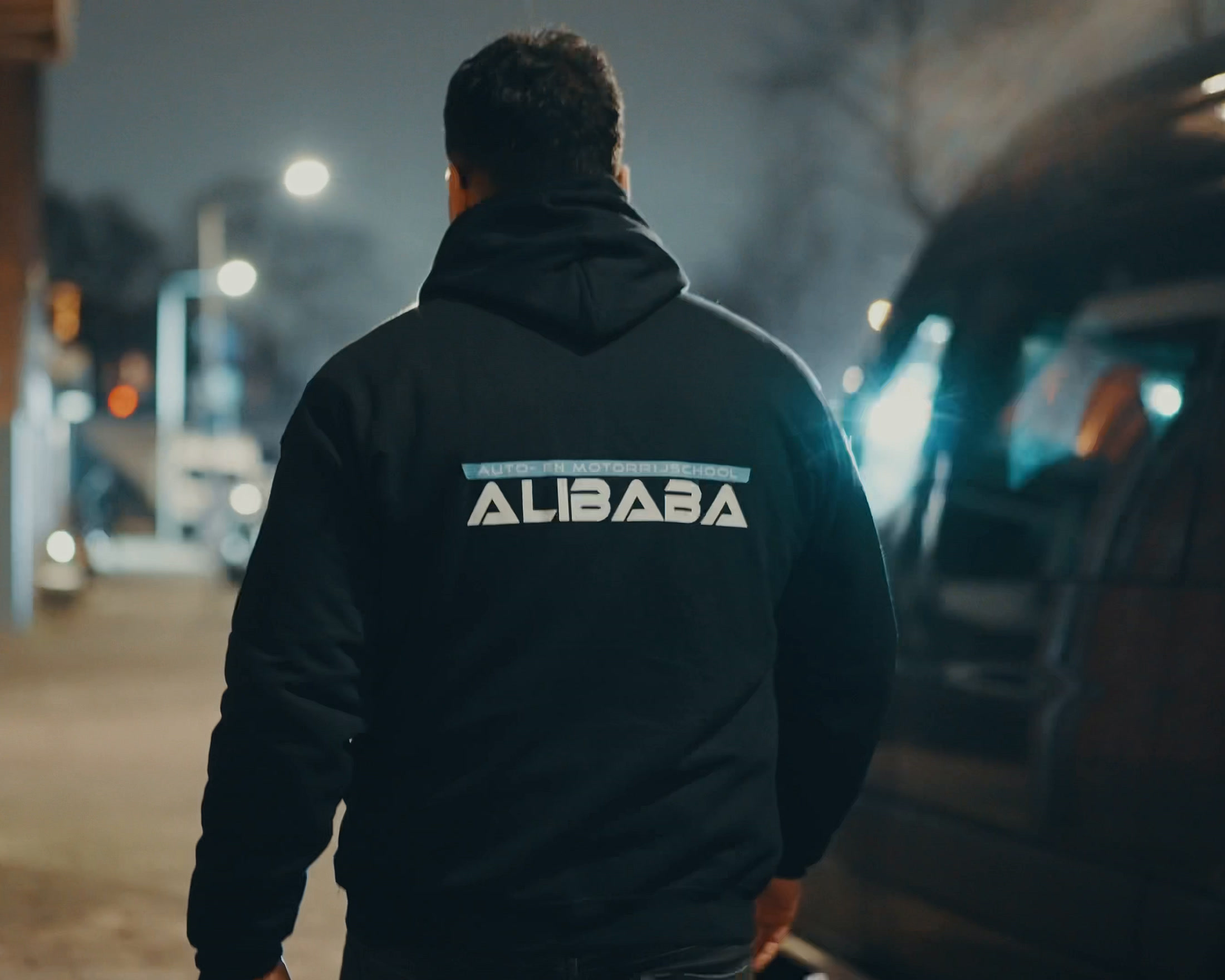 Instructeur van Rijschool ALIBABA in Rotterdam, op de rug het logo van de auto- en motorrijschool